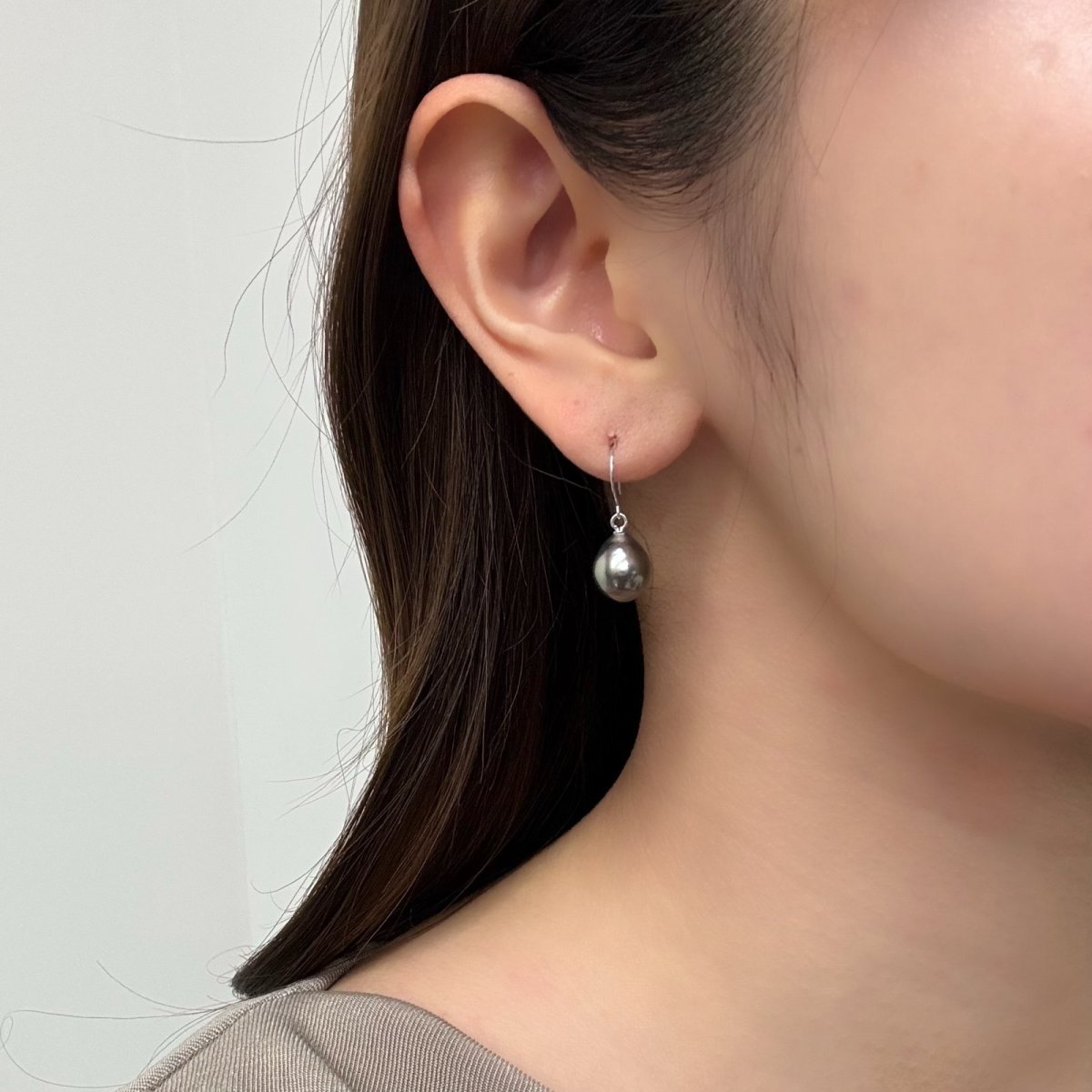 画像5: 黒蝶真珠 フックパールピアス  8.75×10.5ｍｍ 8.5-9mm×10.5-11mm ドロップ型 ブラック K14WG (5)