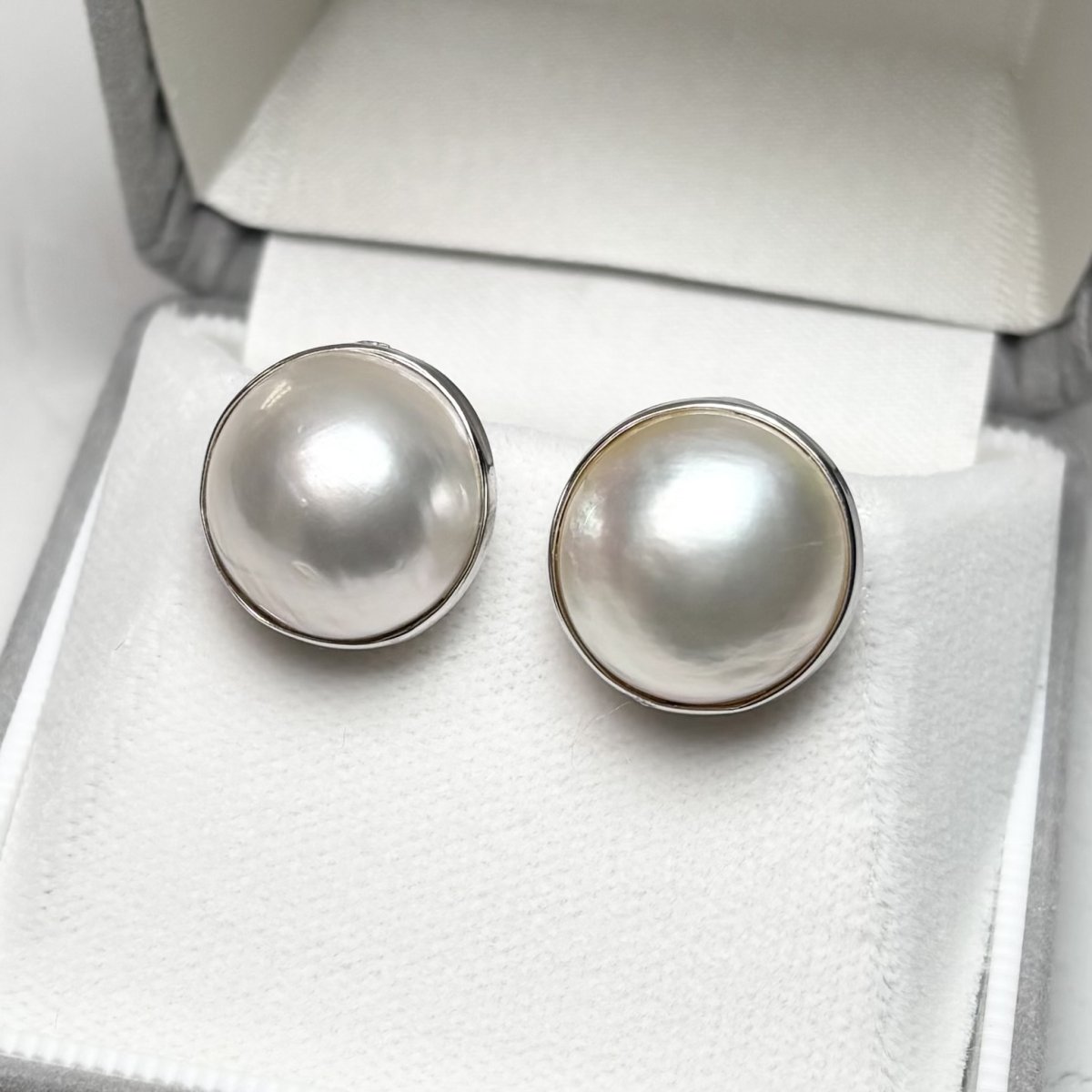 画像1: ≪訳あり特価≫≪1点もの≫マベ真珠 パールイヤリング 13-14ｍｍ ホワイト 半円 SV925 直結 ネジバネ式 (1)