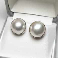 画像1: ≪訳あり特価≫≪1点もの≫マベ真珠 パールイヤリング 13-14ｍｍ ホワイト 半円 SV925 直結 ネジバネ式 (1)