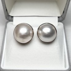 画像2: マベ真珠 パールイヤリング ホワイト 15-16ｍｍ 半円 K14WG SV925 直結 (2)