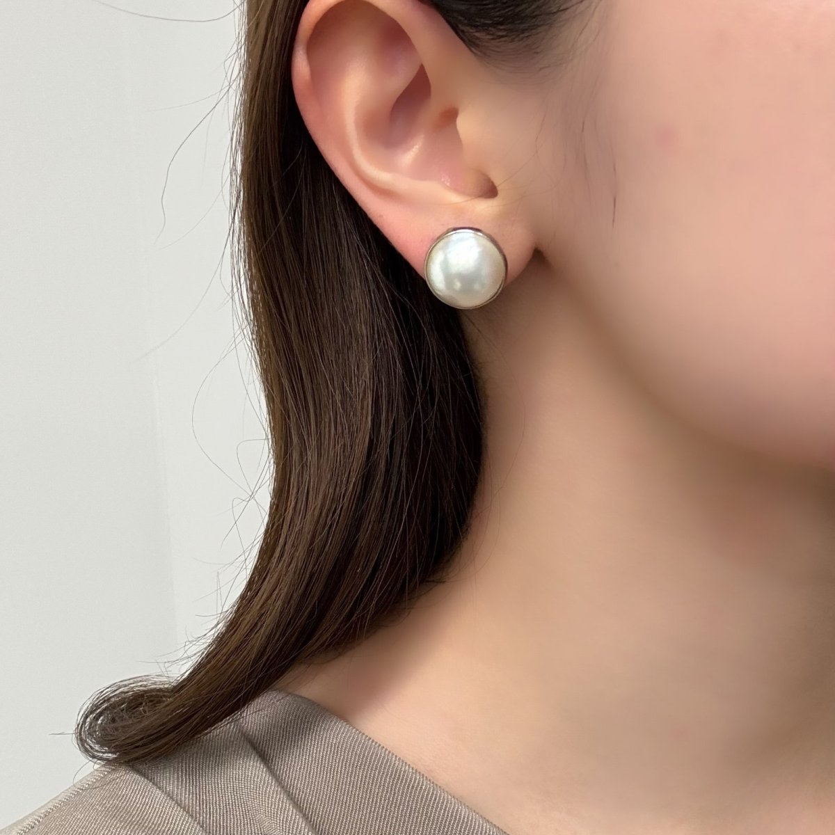 画像5: ≪訳あり特価≫≪1点もの≫マベ真珠 パールイヤリング 13-14ｍｍ ホワイト 半円 SV925 直結 ネジバネ式 (5)