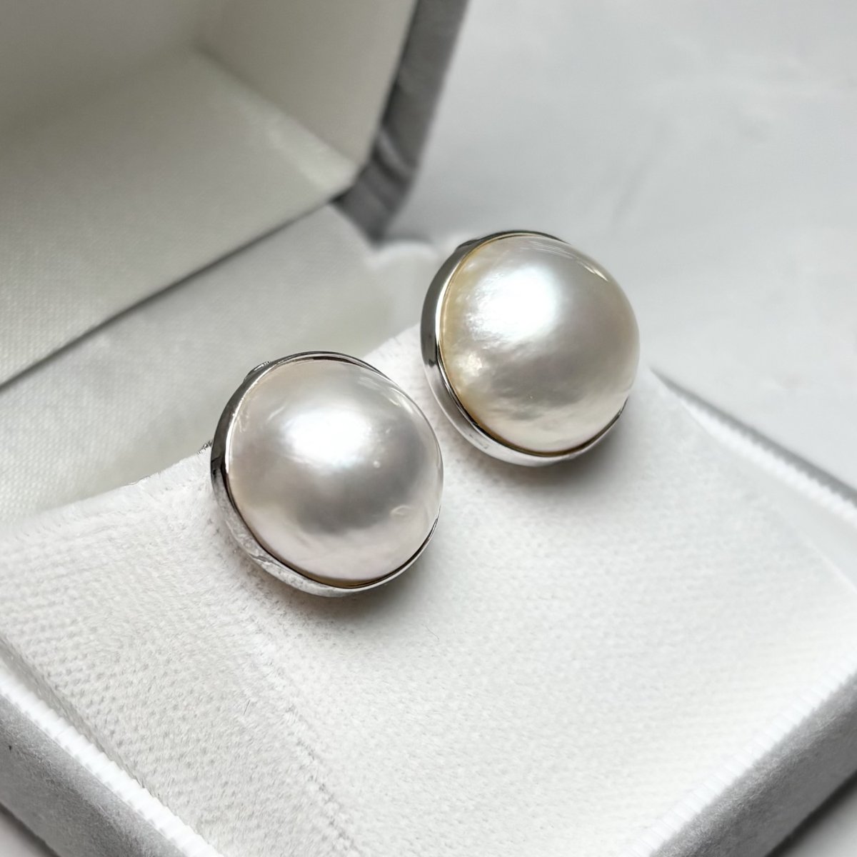 画像3: ≪訳あり特価≫≪1点もの≫マベ真珠 パールイヤリング 13-14ｍｍ ホワイト 半円 SV925 直結 ネジバネ式 (3)