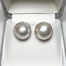 画像2: ≪訳あり特価≫≪1点もの≫マベ真珠 パールイヤリング 13-14ｍｍ ホワイト 半円 SV925 直結 ネジバネ式 (2)