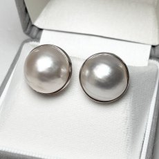 画像1: マベ真珠 パールイヤリング ホワイト 15-16ｍｍ 半円 K14WG SV925 直結 (1)