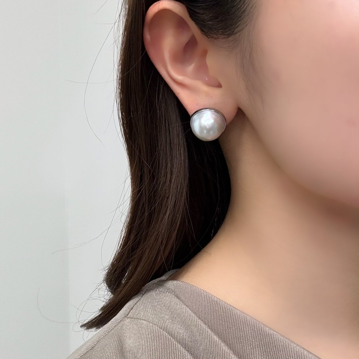 画像5: マベ真珠 パールピアス ホワイト 15-16.5ｍｍ 半円 SV925  (5)