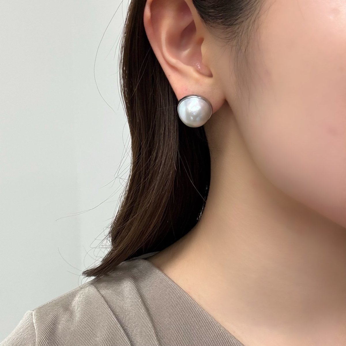 画像6: マベ真珠 パールピアス ホワイト 15-16.5ｍｍ 半円 SV925  (6)