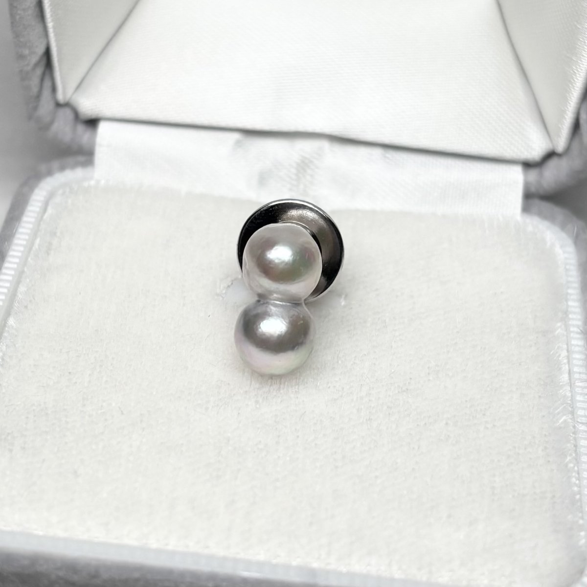 画像2: アコヤ真珠 ツインパール ピンブローチ タイタック ネクタイピン付き有り 7-8mm ナチュラルグレー 無調色 ユニセックス (2)