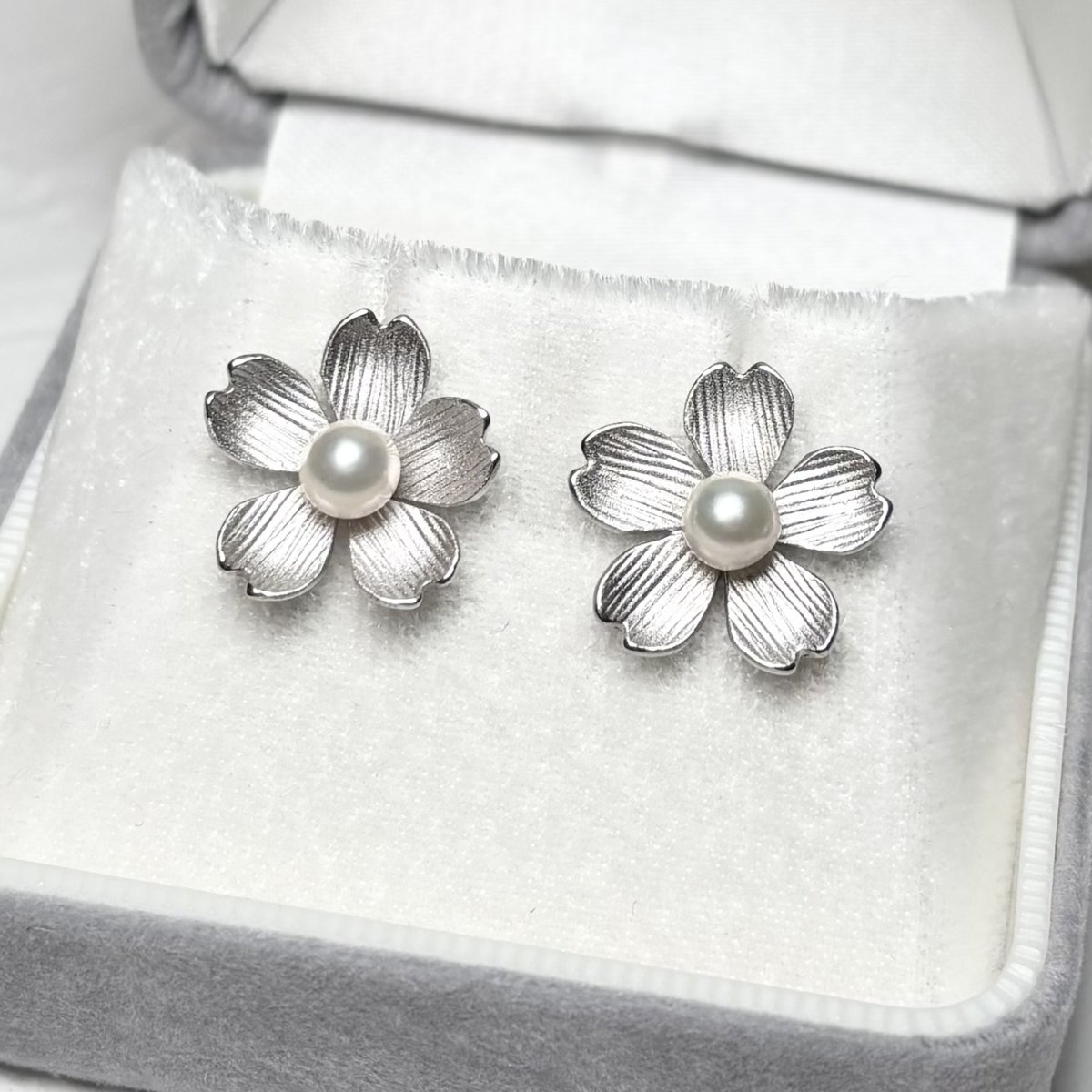 画像1: アコヤ真珠 桜 パールピアス イヤリング 4.5-5mm ホワイト ラウンド SV925製 フックタイプ 直結タイプ (1)