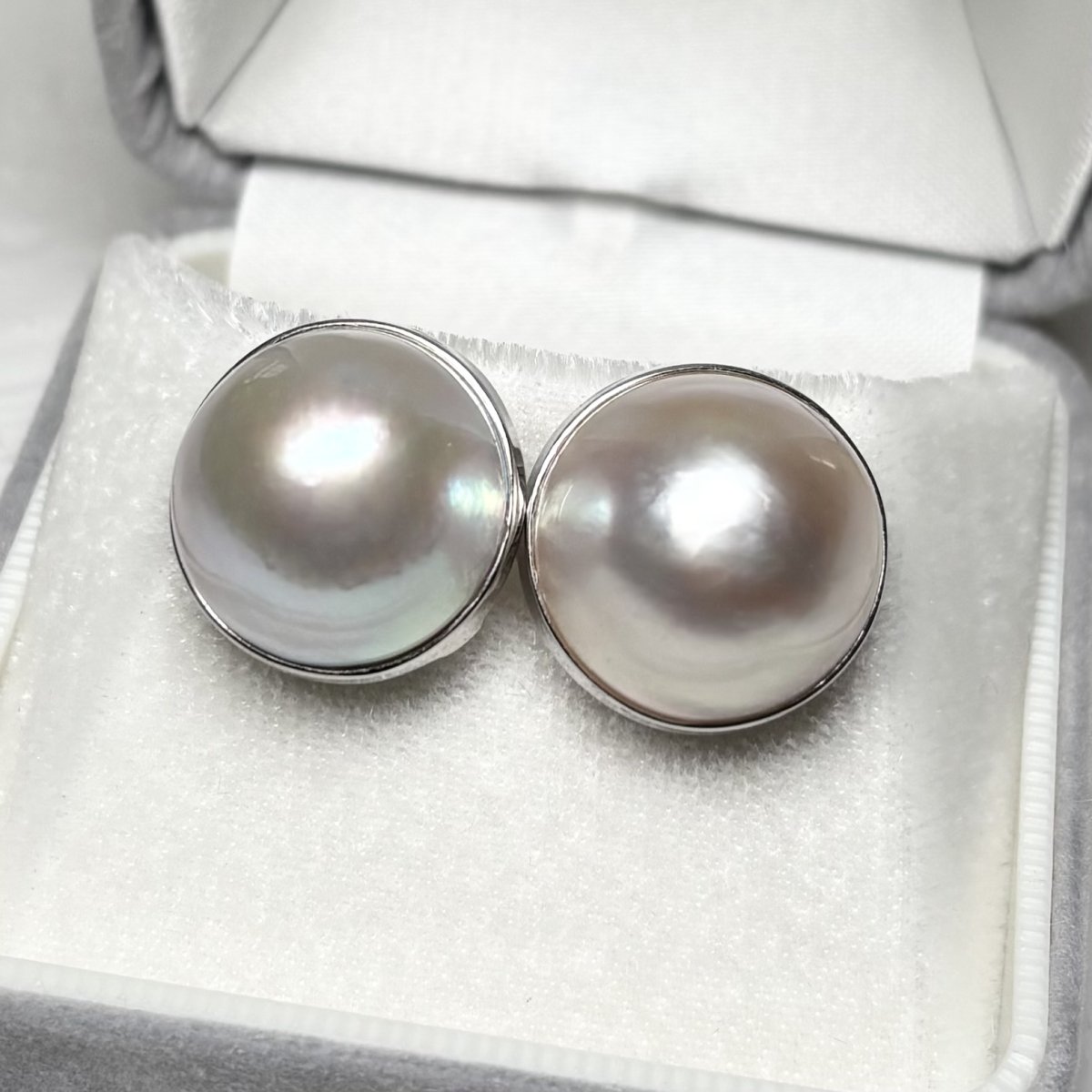 画像1: マベ真珠 パールピアス ホワイト 15-16.5ｍｍ 半円 SV925  (1)