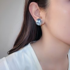 画像5: マベ真珠 パールイヤリング グレー 無調色 17-18ｍｍ 半円 シルバー製 SV925 (5)