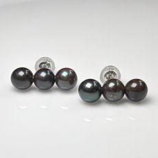 画像1: アコヤ黒真珠 3連パールピアス  5-5.5mm ラウンド ブラックパール K14WG (1)