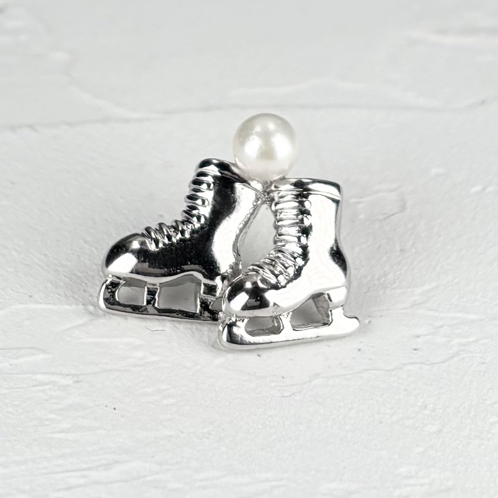 画像1: アコヤ本真珠 パールピンブローチ スケート靴 真珠 4.5-5mm  (1)