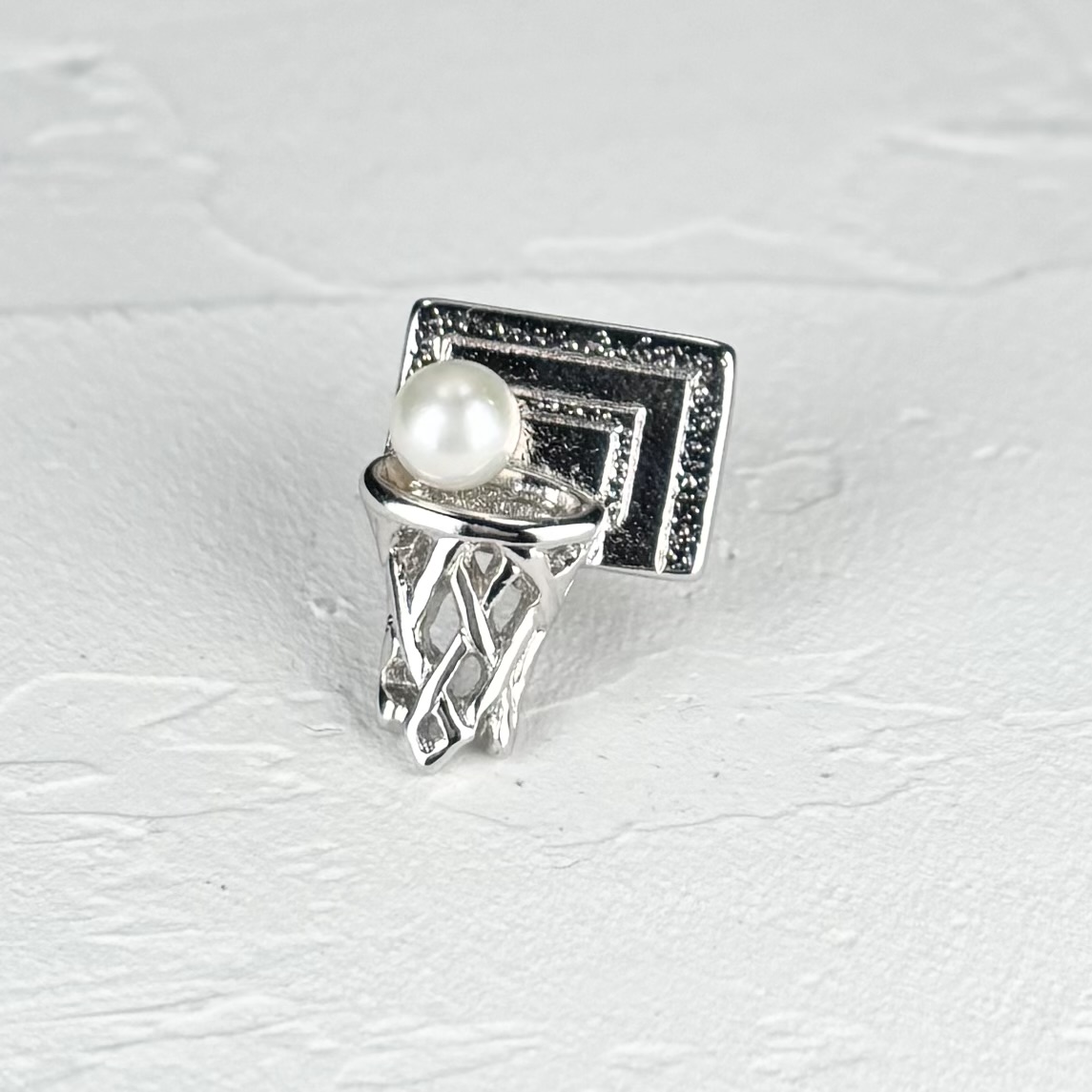 画像2: アコヤ本真珠 パールピンブローチ バスケットボールモチーフ 4-4.5mm ホワイト ラウンド スポーツアクセサリー (2)