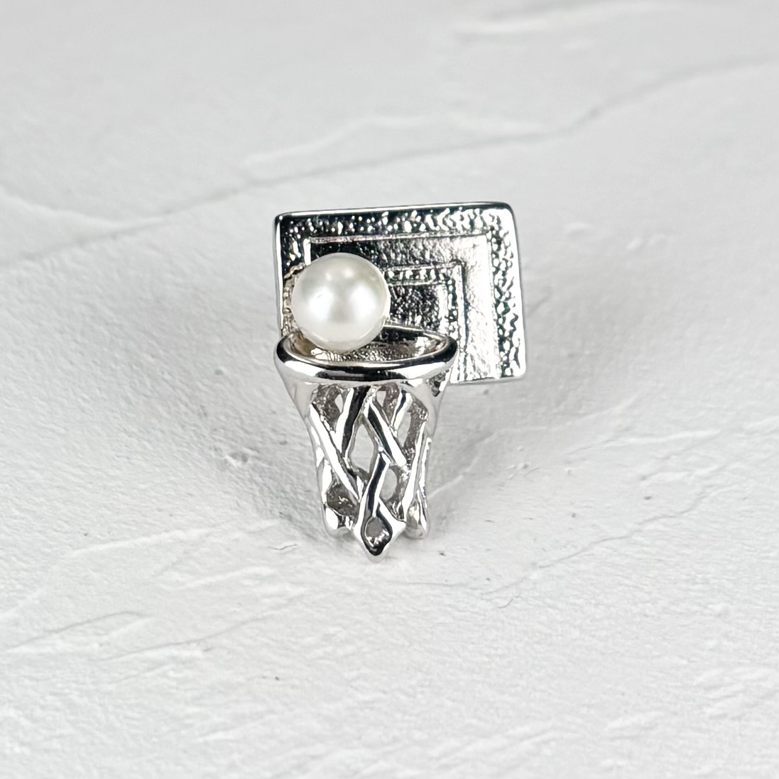 画像1: アコヤ本真珠 パールピンブローチ バスケットボールモチーフ 4-4.5mm ホワイト ラウンド スポーツアクセサリー (1)