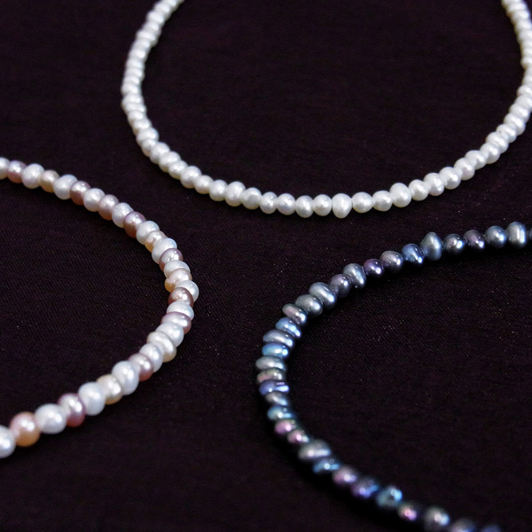 ベビーパールネックレス マルチカラー（白 オレンジ ピンク） 2.5mm-3.0mm 淡水真珠 オフラウンド アジャスター